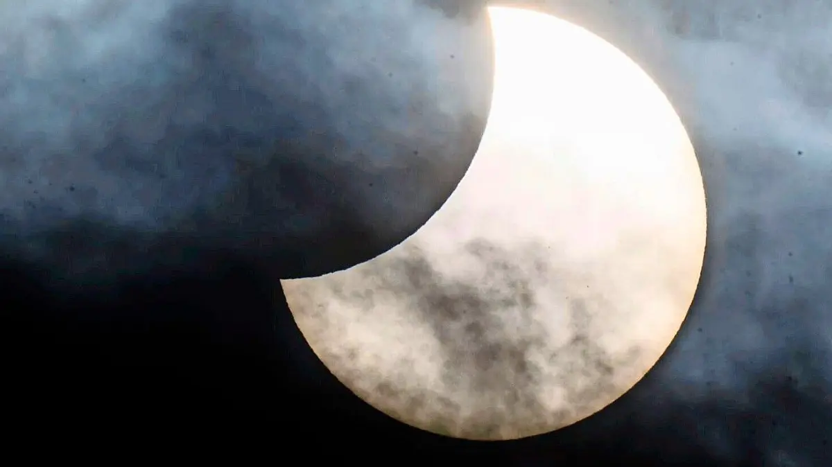Über dem Abendhimmel in unserer Region ist am Mittwoch eine partielle Sonnenfinsternis zu sehen, wobei die Sonnenscheibe zu 90 Prozent verdeckt wird - also deutlich mehr als auf diesem Foto.