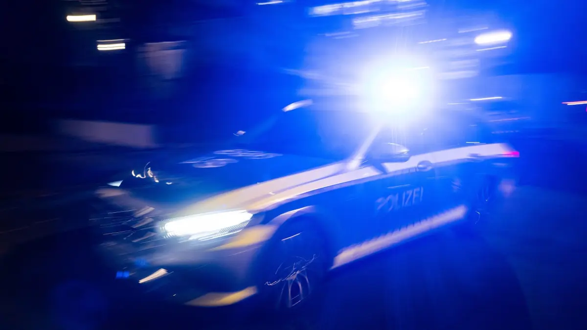 Illustration - Polizei: ILLUSTRATION - 30.11.2023, Baden-Württemberg, Stuttgart: Ein Polizeifahrzeug fährt mit Blaulicht an einem Gebäude vorbei. (zu dpa: «Polizei schnappt Raser nach einem Jahr») Foto: Marijan Murat/dpa +++ dpa-Bildfunk +++