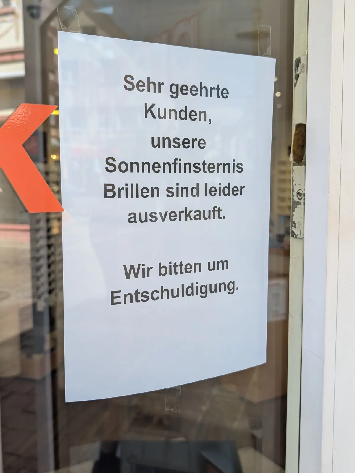 Optiker in der Lahrer Innenstadt haben keine Sonnenfinsternis-Brillen mehr.