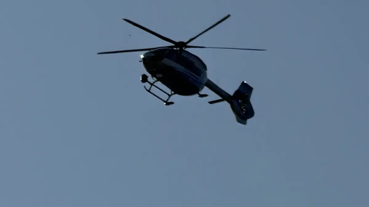 Am Dienstagmorgen kreist ein Polizeihubschrauber über Schwenningen. Der Täter des Raubüberfalls im Penny-Markt an der Römerstraße ist flüchtig.