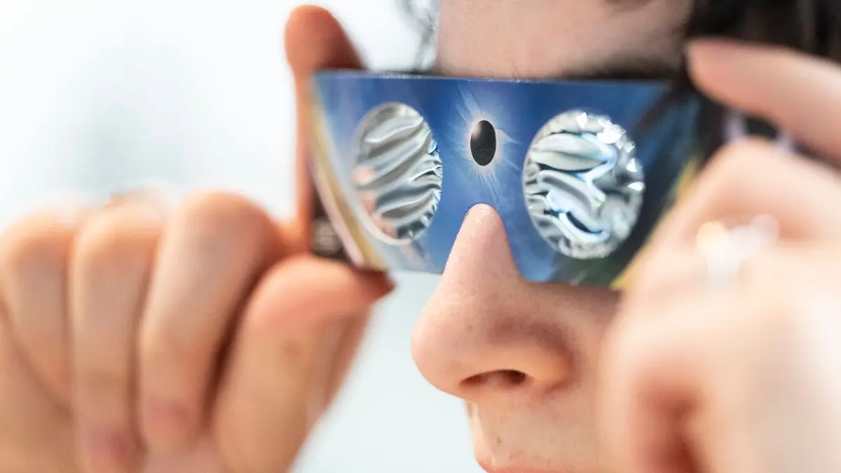 Sonnenfinsternis bestaunen? Aber bitte nur mit einer speziellen Schutzbrille!