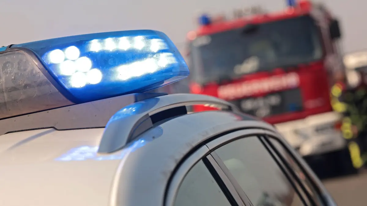 Polizei und Feuerwehr im Einsatz: ARCHIV - 10.03.2025, Sachsen-Anhalt, Ilsenburg: Einsatzkräfte von Feuerwehr und Polizei auf der Autobahn. (zu dpa: «Brennender Lkw bei Rastatt - A5 Richtung Basel gesperrt») Foto: Matthias Bein/dpa +++ dpa-Bildfunk +++