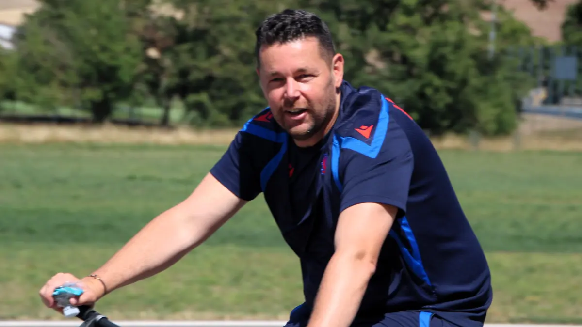 Palace-Cheftrainer Pierre Sage radelte nach dem Training am Dienstagmittag gut gelaunt vom Sportplatz zum Hotel.