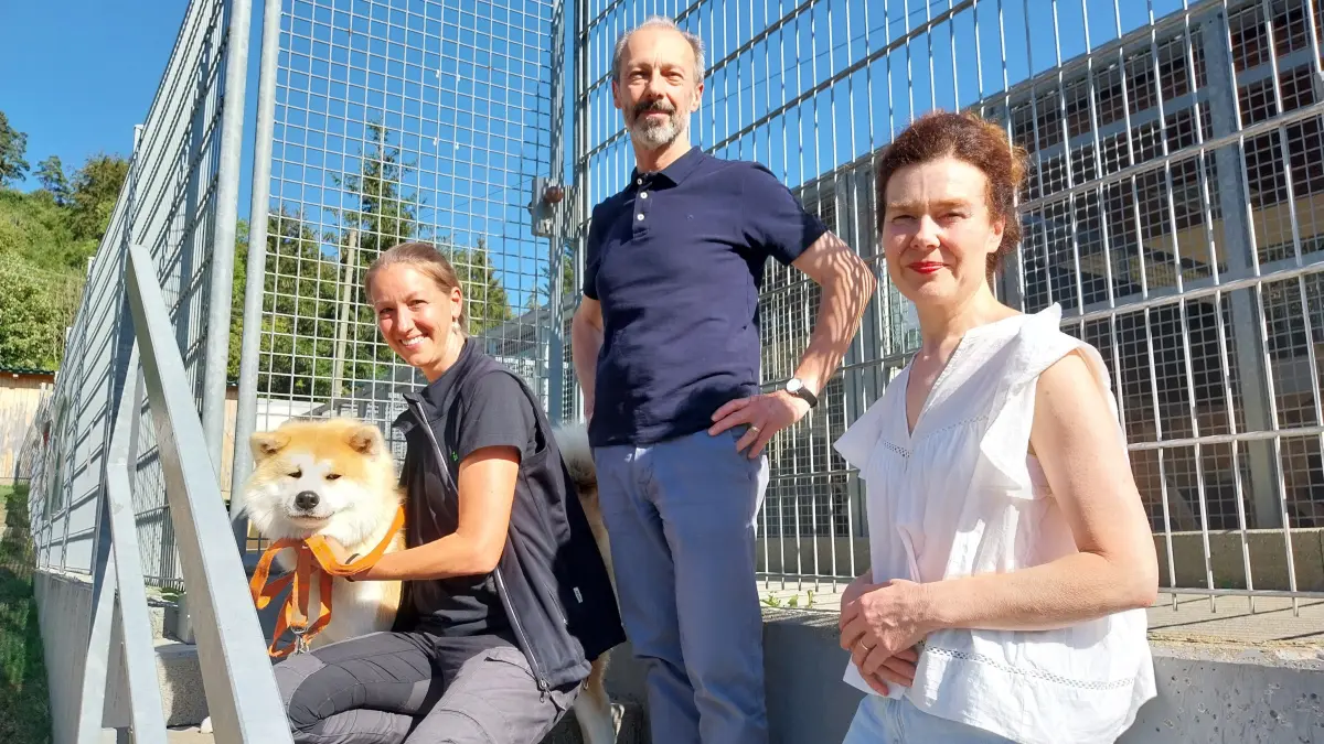 Hoffen auf einen baldigen Baustart für das neue Hundehaus: Bianca Jacob (von links, 1. Vorsitzende des Tierschutzvereins Zollernalbkreis) mit den Architekten Paolo und Stefanie Ammann Fusi.