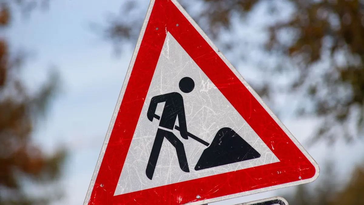 Bauarbeiten: ARCHIV - 02.11.2023, Mecklenburg-Vorpommern, Sauzin: Ein Schild mit dem Piktogramm eines Bauarbeiters zur Beschilderung einer Baustelle. (zu dpa: «Bauarbeiter weist auf Verbot hin und wird bedroht») Foto: Stefan Sauer/dpa +++ dpa-Bildfunk +++