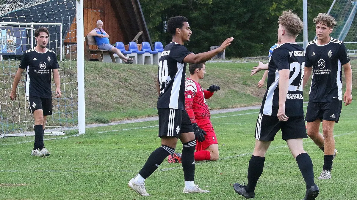 Ruben Joao Baptista (Mitte) traf in Oberjesingen dreimal.