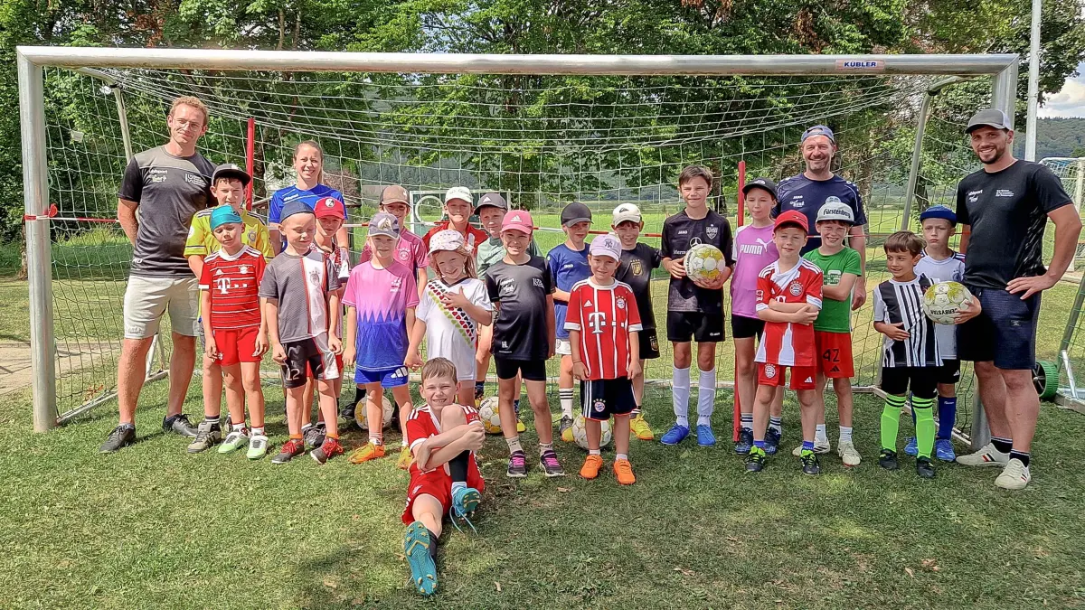 21 Kinder haben im Rahmen des Sommerferien-Programms viel Spaß bei der Fußball-Olympiade des FC Riedöschingen, welche die vier Betreuer (hinten von links) Marko Deschle, Janette Vetter, Björn Werhan und Andreas Steuer an verschiedenen Stationen anbieten.