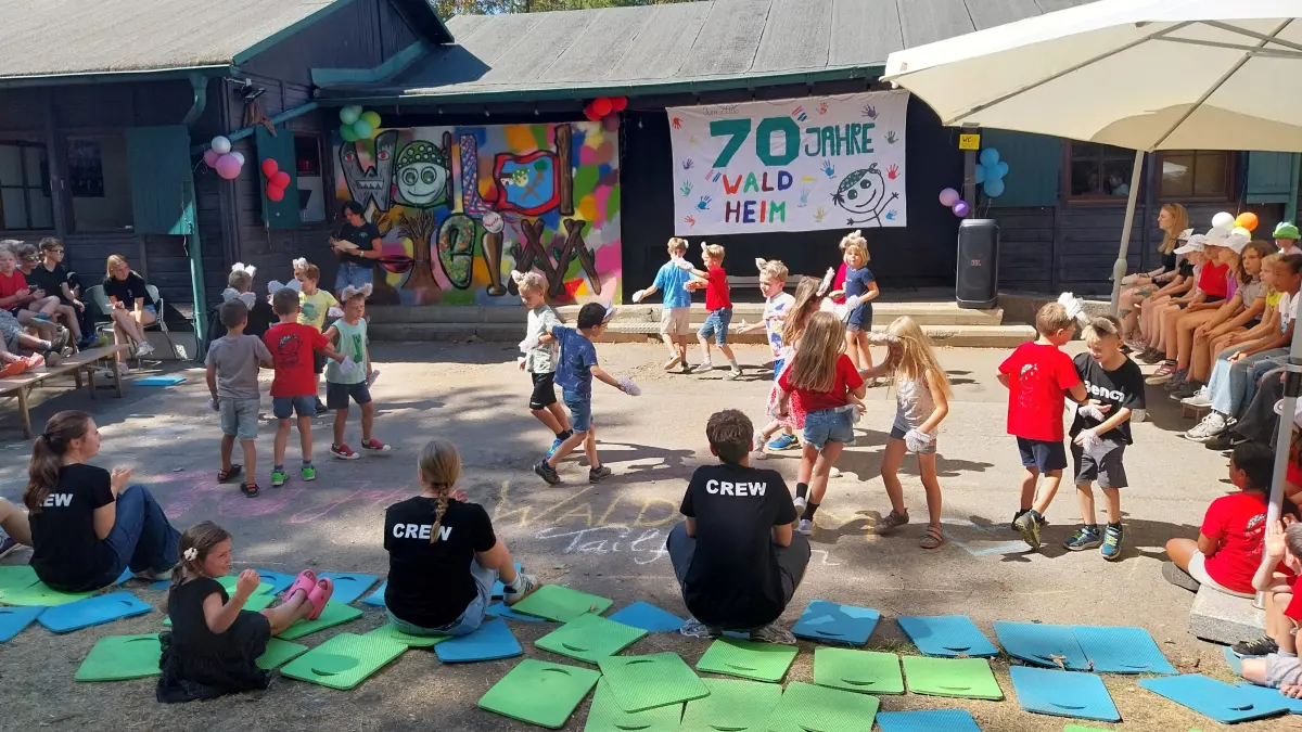 Als zwei kleine Wölfe verkleidet haben die Kinder der Gruppe 9 der ersten Sommerfreizeit auf dem Tailfinger Waldheim ihren Beitrag zum Sommerfest geleistet.