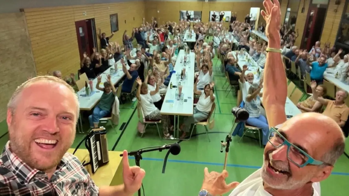 Wolfgang Heyer und Bernhard „Barny“ Bitterwolf sorgen im Juli 2026 in Sigmarswangen für Begeisterung. Dort hatte der Gesangverein zum "Schwäbischen Abend" eingeladen und untermalte die schwäbische Comedy des Duos mit hausgemachten schwäbscihen Maultaschen