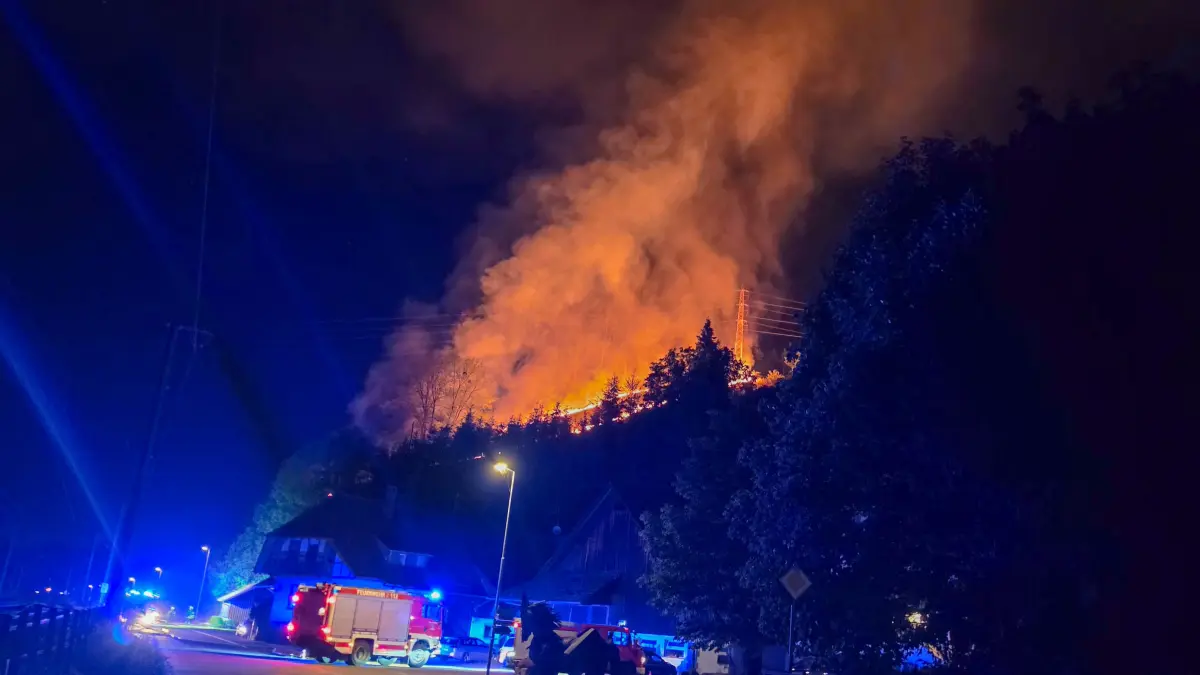 Das Feuer lodert über dem Ort.