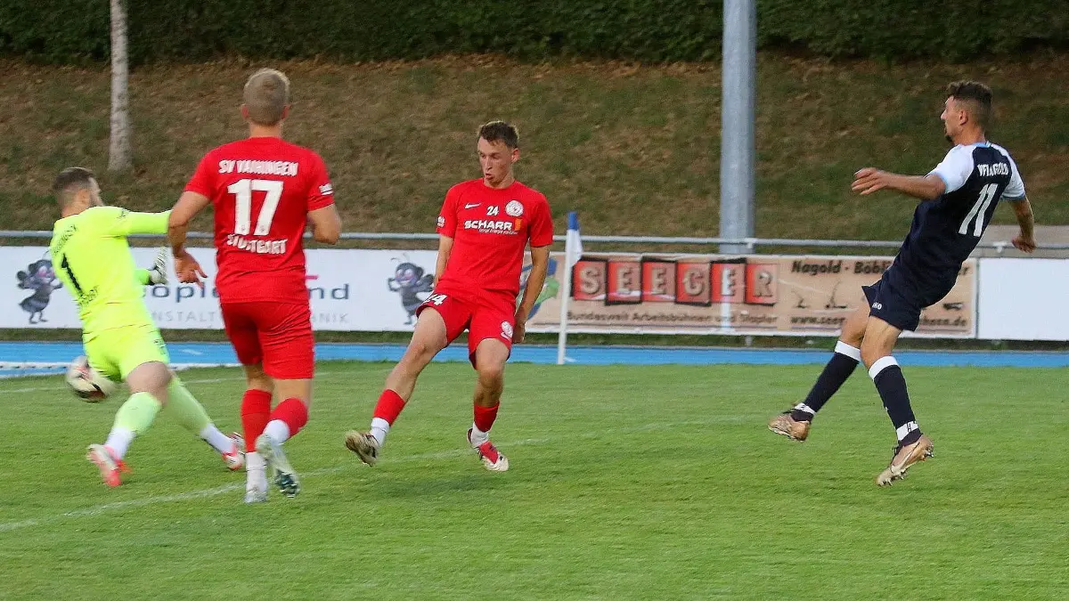 Panagiotis Karypidis (rechts) machte kurz nach der Halbzeitpause das 3:0 für den VfL Nagold.