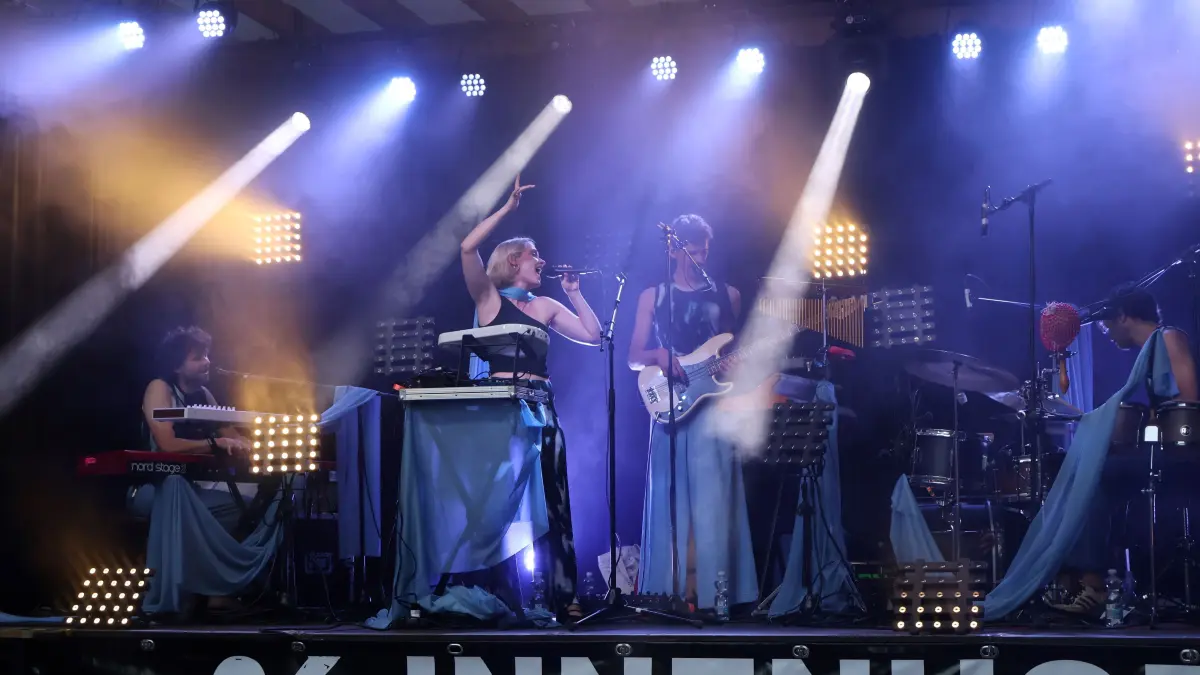 Die Schweizer Sängerin Tiffany Limacher von „To Athena“ riss am Dienstagabend im Innenhof ausnahmslos all