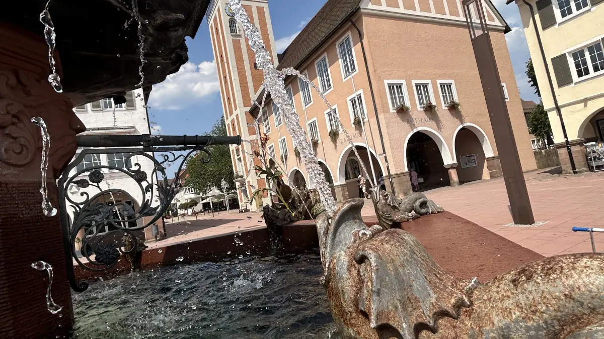 Zumindest an den Stadtbrunnen konnte man sich bei großer Hitze abkühlen.