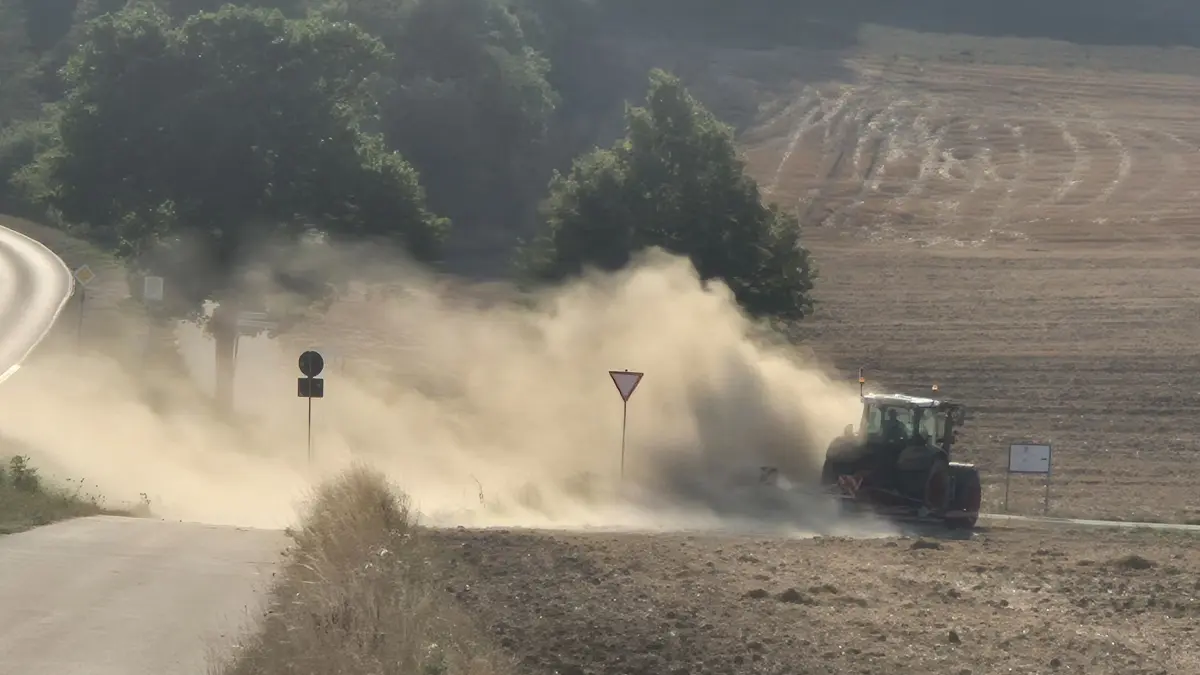 Staubwolke an der B462: Die Trockenheit zeigt sich mehr als deutlich.