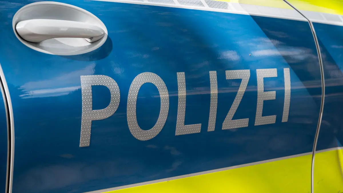 Polizei - Symbolbild: ARCHIV - 15.09.2023, Bayern, Bamberg: Auf einem Einsatzwagen ist der Schriftzug «Polizei» zu lesen. (zu dpa: «Betrüger täuschen Kind mit Unfallgeschichte») Foto: Daniel Vogl/dpa +++ dpa-Bildfunk +++