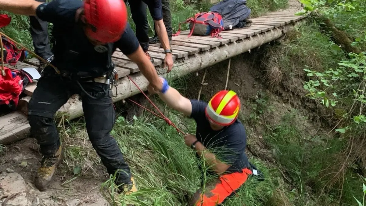 Touristin stürzt sieben Meter in Schlucht: schwer verletzt