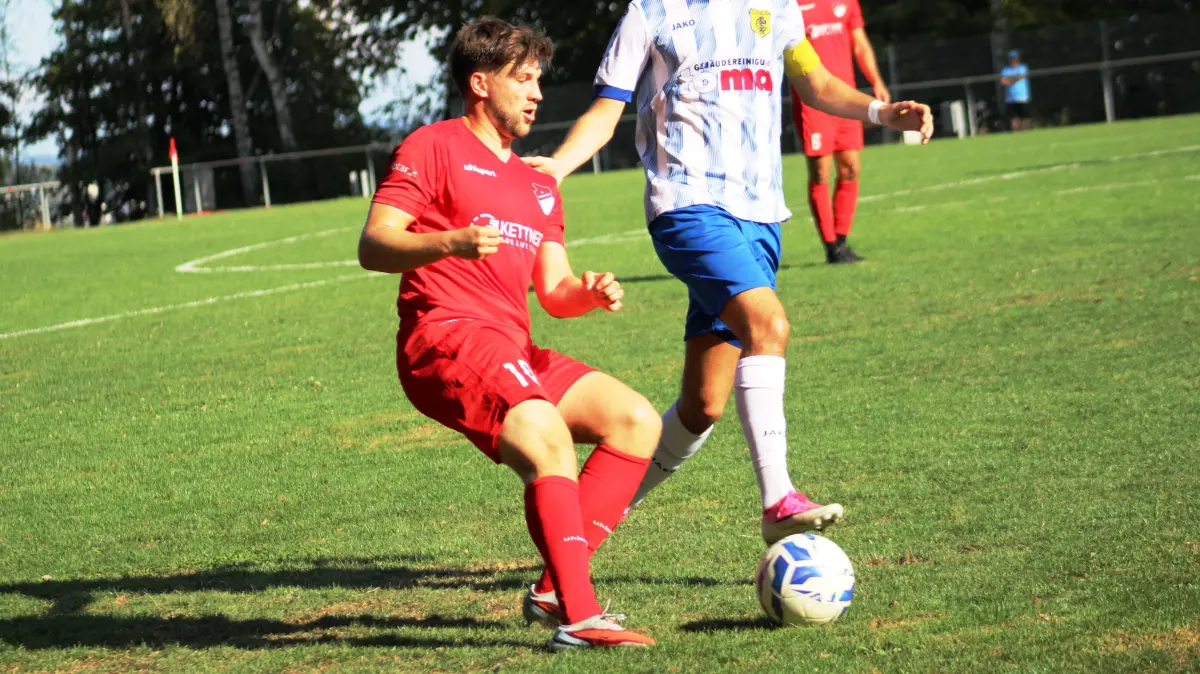 Luca Pantel (links) möchte mit dem FC Pfaffenweiler im Auftaktderby gegen den FC 08 Villingen 2 den Heimvorteil zu den ersten drei Punkten nutzen.