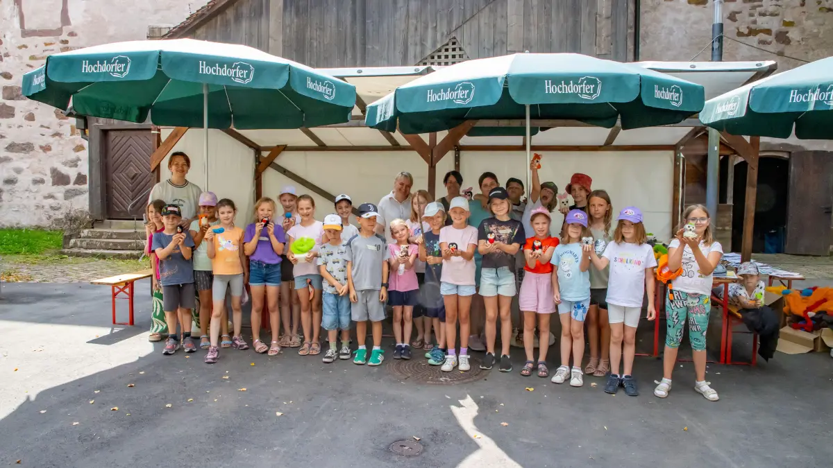 Stolz halten die Kinder ihre gefilzten Tiere in die Kamera. Beim Ferienprogramm der Stadt Wildberg in Kooperation mit der Jugendkunstschule hatten alle Kinder großen Spaß an der Umsetzung vielfältiger kreativen Ideen.