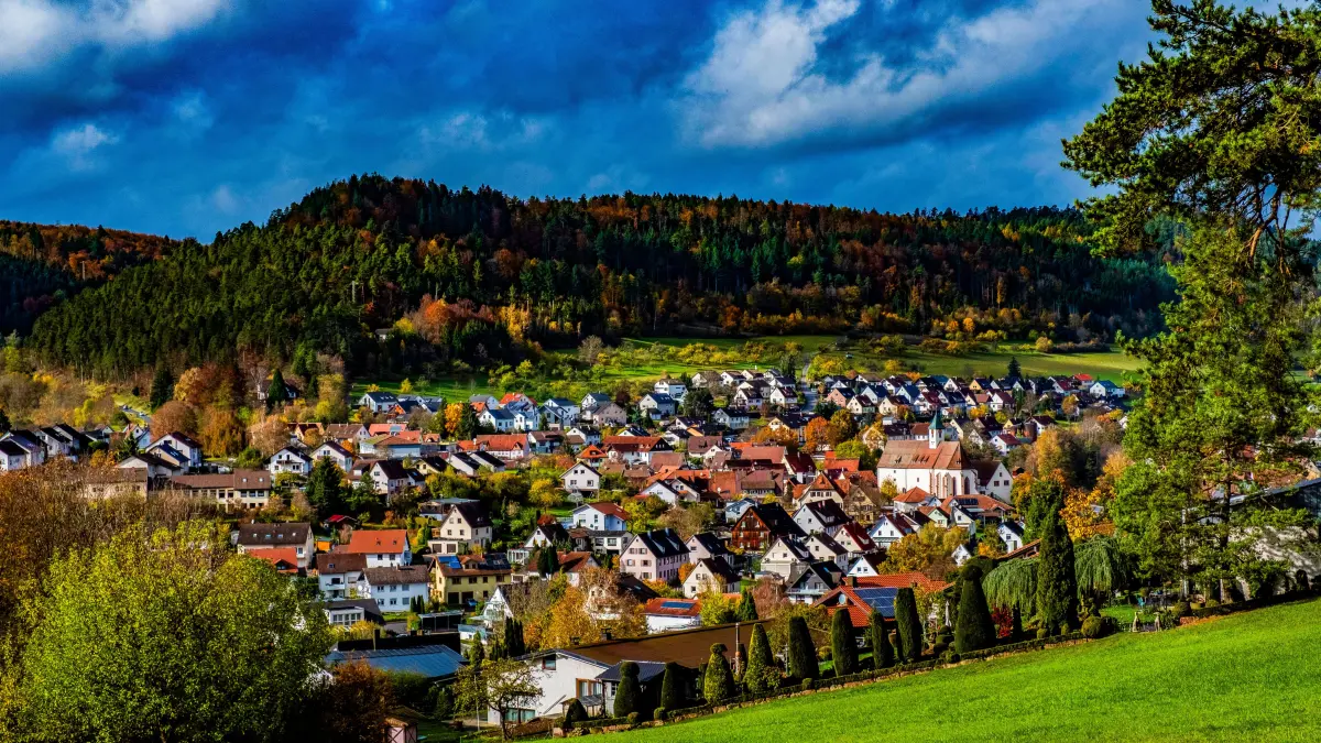 Rund um Rohrdorf lässt es sich auch im Sommer aushalten. Dabei kann man weit mehr als nur die Aussicht auf den umliegenden Höhen zu genießen.