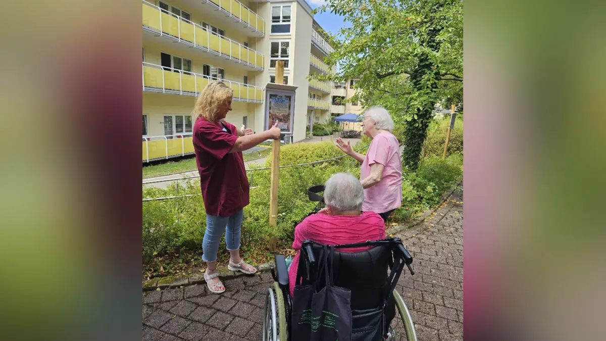 Ein bisschen Bewegung, ein Lied auf den Lippen und Zeit für ein gemeinsames Lachen: Im Park des Spittel Seniorenzentrums ist ein neuer „Aktiv-Weg“ eröffnet worden.