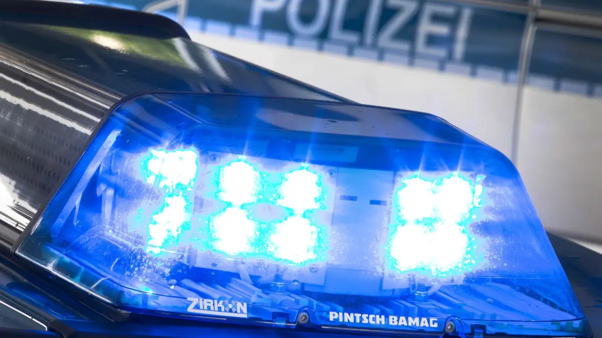 Blaulicht NRW: ARCHIV - 27.07.2015, NA, ---: Ein Blaulicht leuchtet während eines Einsatzes auf dem Dach eines Polizeiwagens. (zu dpa: «28-jähriger Motorradfahrer bei Unfall getötet») Foto: Friso Gentsch/dpa +++ dpa-Bildfunk +++