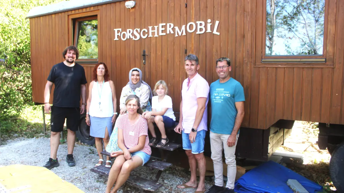 Vorm neuen Forschermobil (von links): Malte Lindeman, Monika Kiefer von Naturenergie, Fatma Götsch und Franziska Klingler, pädagogische Mitarbeiterinnen, eine junge Teilnehmerin, Alexander Keil und Matthias Huber von den technischen Betrieben Rheinfelden.