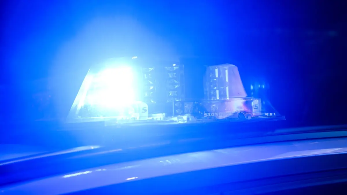 Blaulicht bei Nacht: ARCHIV - 06.12.2024, Niedersachsen, Hannover: Ein Blaulicht leuchtet auf einem Einsatzfahrzeuge der Polizei. (zu dpa: «Spaziergänger findet qualmende Phosphorgranate am Rheinufer») Foto: Julian Stratenschulte/dpa +++ dpa-Bildfunk +++