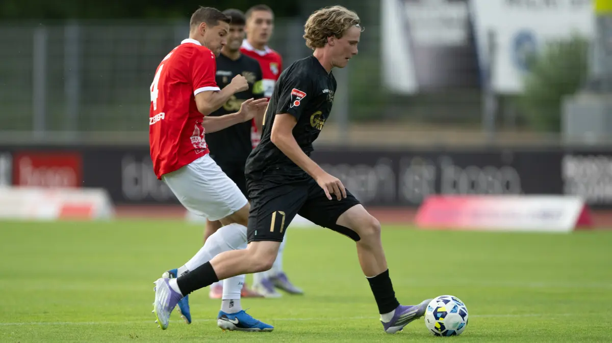Louis Leberer (am Ball) zeigte in seinem ersten Oberligaspiel für 08 eine gute Leistung