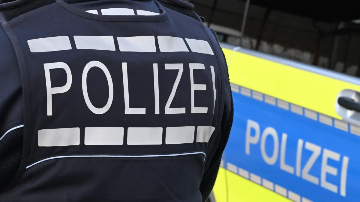 Polizei: ARCHIV - 03.12.2024, Baden-Württemberg, Stuttgart: Der Schriftzug «Polizei» ist auf einem Einsatzfahrzeug und auf der Dienstkleidung der Polizei aufgebracht. (zu dpa: «Mutmaßlicher Waffenhändler bei SEK-Einsatz festgenommen») Foto: Bernd Weißbrod/dpa +++ dpa-Bildfunk +++