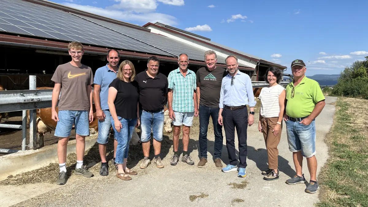 Arbeitstreffen auf dem Hof von Michael Aulich: Familie Aulich, Kreisrat und Landwirt Matthias Teufel, Ernst Schmid und Eugen Haberer vom Kreisbauernverband, Landrat Christoph Keckeisen, Barbara Weidner vom Landwirtschaftsamt und Manfred Flaig, Vorsitzender des Maschinenrings.