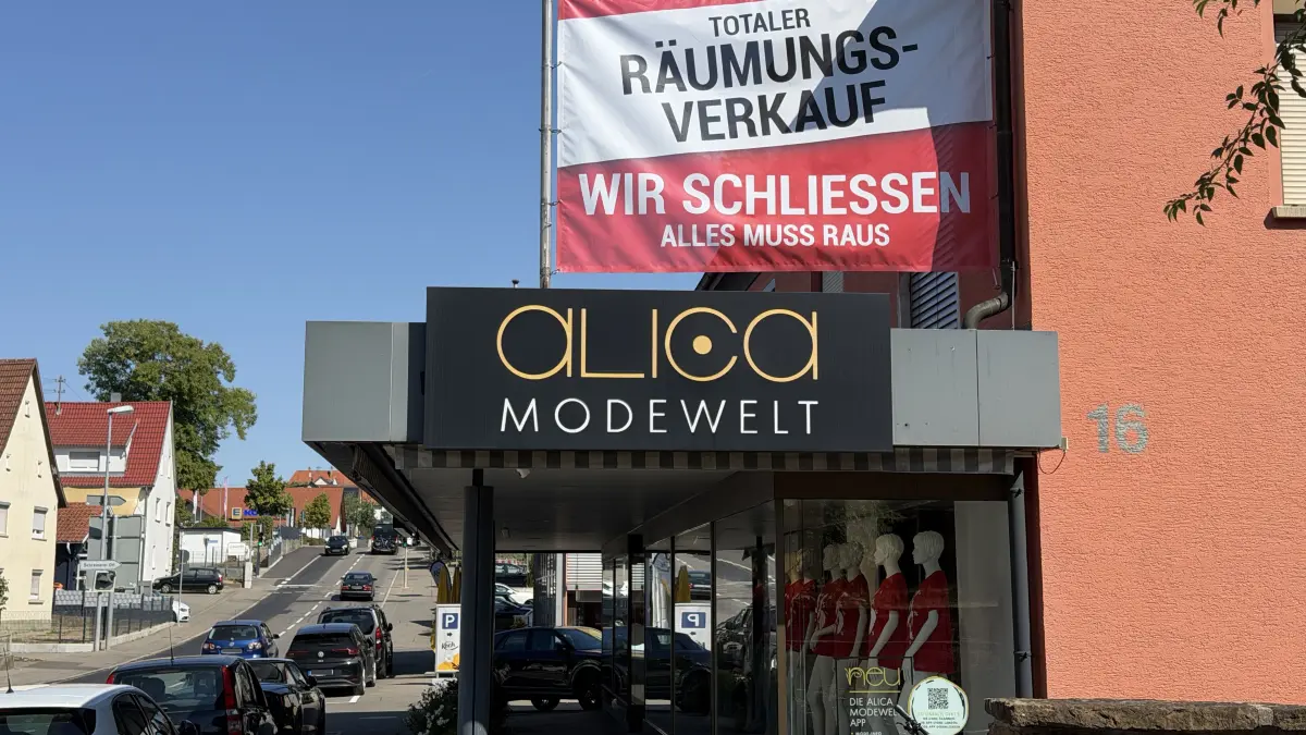 Das Damenbekleidungsgeschäft Alica Modewelt an der Hauptstraße in Bisingen schließt. Der Räumungsverkauf hat begonnen.