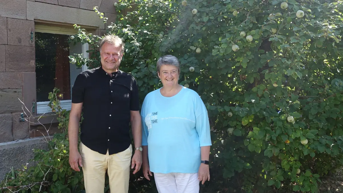 Pfarrer Alexander Köhrer und Marion Faigle sind beide im Koordinationsteam der Landesgartenschau Rottweil. Für sie haben Natur und Spiritualität eine wichtige Bedeutung.