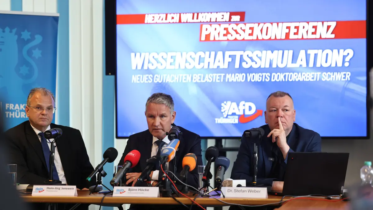 Pressekonferenz AfD zum Plagiatsgutachten am 20. Mai 2026 im Erfurter Landtag, Raum F056: Pressesprecher Hans-Joerg Jenewein (li.), Fraktionsvorsitzender Björn Hoecke (Mi.) und Stefan Weber, Privatdozent an der Universität Wien (re.).