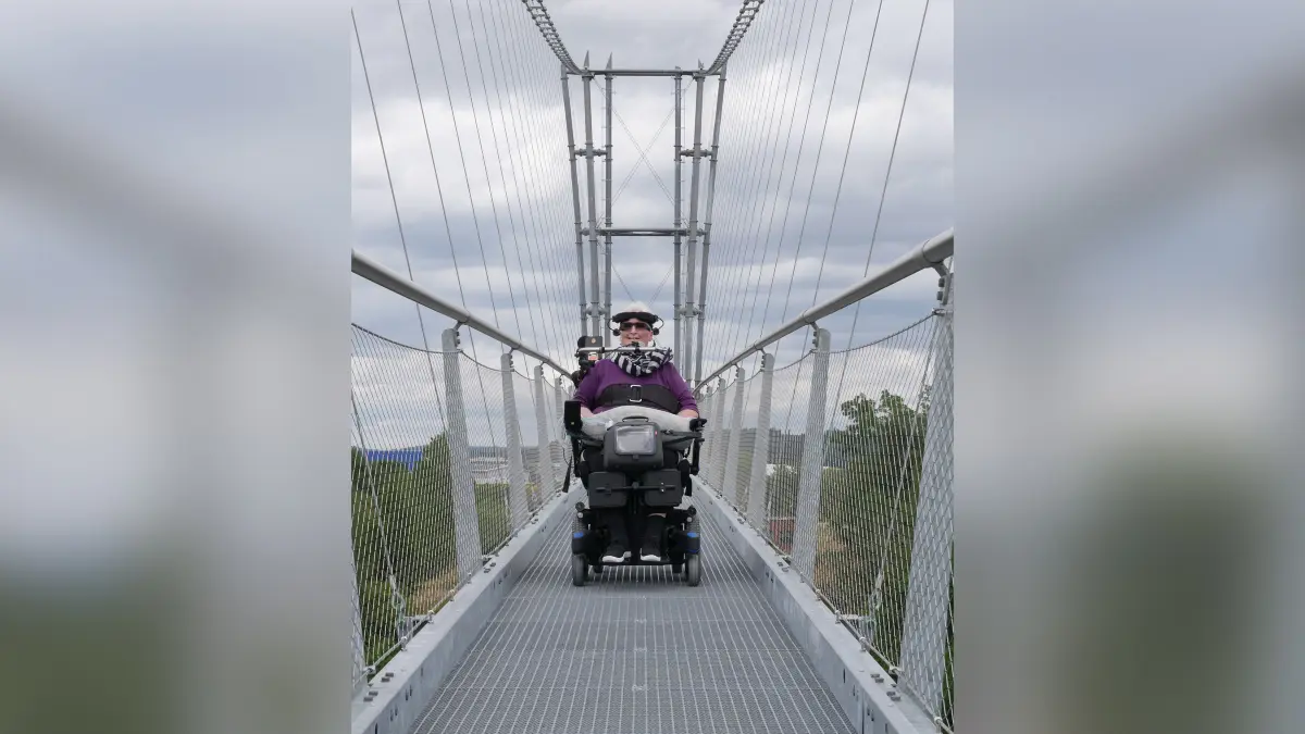 Heike Hirt auf der Hängebrücke