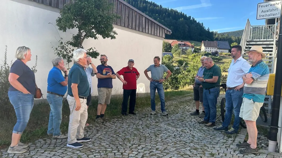 Die Zeller Genossen bei ihrem Rundgang durch Adelsberg
