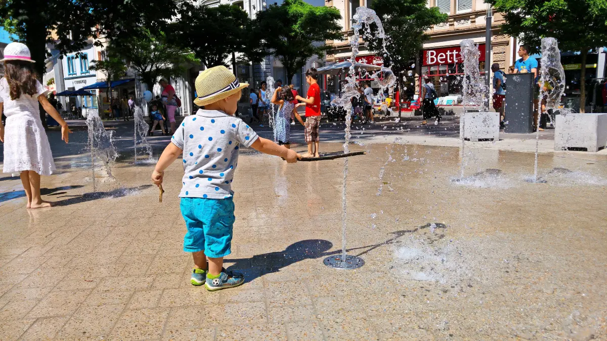 Bei Kleinkindern sehr beliebt: die Wasserspiele am Lörrach Hebelpark (Archivfoto)