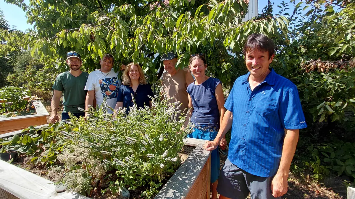 Vor allem bei Hitze und Trockenheit lassen sie den Teilhabe-Garten an der Haltinger Kirche St. Maria nicht im Stich (von links): Werner Lauber, Martina Maurer, Bernd Kessler, Helga Ney-Wildenhahn, Samuel Junker und Jonas Firnkes
