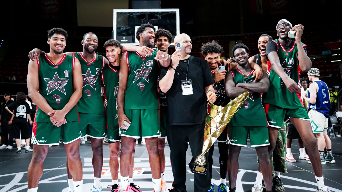 Das Team von Dennis Schröder - "R17 x Der Stamm" - sicherte sich am Ende den ersten Titel der neuartigen Basketball-Liga.