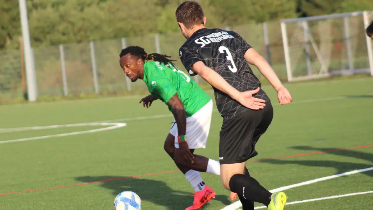 Routinier Patrice Takuete (links) muss sich mit Vizemeister FC 07 Furtwangen nach dem verpassten Landesliga-Aufstieg erst wieder im Ligaalltag zurechtfinden.