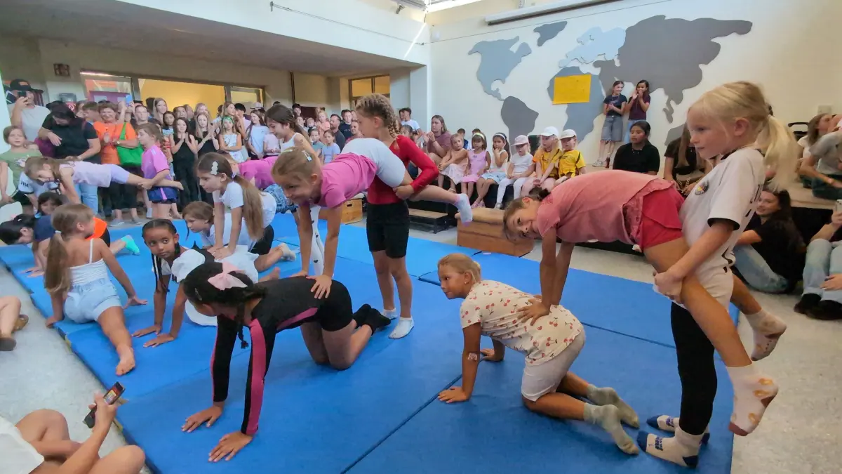 Die Schüler präsentierten am Schulfest die Ergebnisse ihrer drei Projekttage. Dabei gab es auch Gelegenheit zu Sport, Spiel und Bewegung, die den Kindern wie dem Publikum sichtlich Vergnügen bereitete.