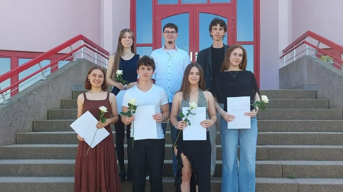 Sieben Absolventen haben ihr Abitur in der Tasche.