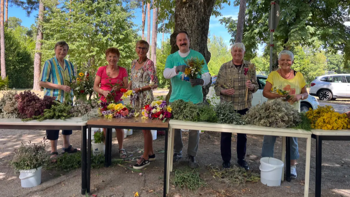 Die Gruppe St. Gertrudis bindet alljährlich die Horber Weibüschel mit 24 Kräutern und Blumen.