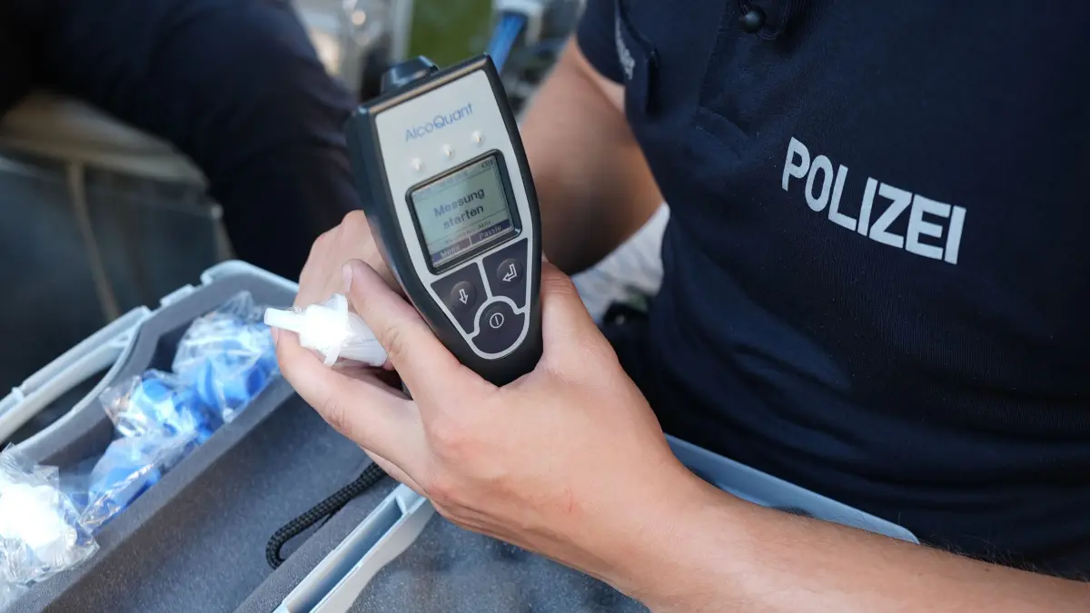 Wasserschutzpolizei kontrolliert auf der Alster: PRODUKTION - 08.08.2026, Hamburg: Ein Beamter des Wasserschutzpolizeikommissariats 2 auf dem Einsatzboot WS 90 bereitet ein Alkoholtestgerät für eine Kontrolle auf der Außenalster vor. Mit den Schwerpunkten Alkohol und dem Cannabiswirkstoff THC haben die Beamtinnen und Beamten des Wasserschutzpolizeikommissariats 2 auf der Alster Wassersportler und Freizeitskipper kontrolliert. (zu dpa: «Bier auf dem SUP? Wieviel Alkohol auf der Alster erlaubt ist») Foto: Marcus Brandt/dpa +++ dpa-Bildfunk +++