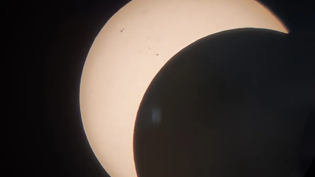 So fing unser Leser Karl-Heinz Schäfer die Sonnenfinsternis auf dem Simmozheimer Hörnle ein.