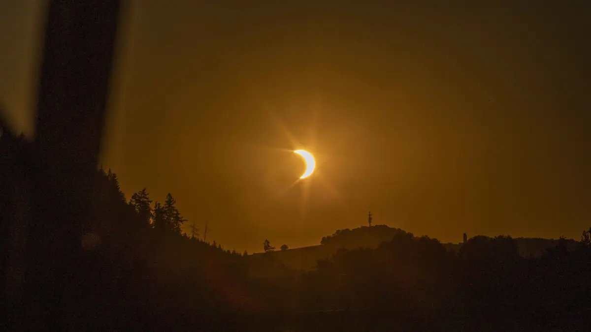 Dieses Leserfoto zeigt die partielle Sonnenfinsternis über dem Schutterlindenberg. Aufgenommen wurde es von Reichenbach aus.