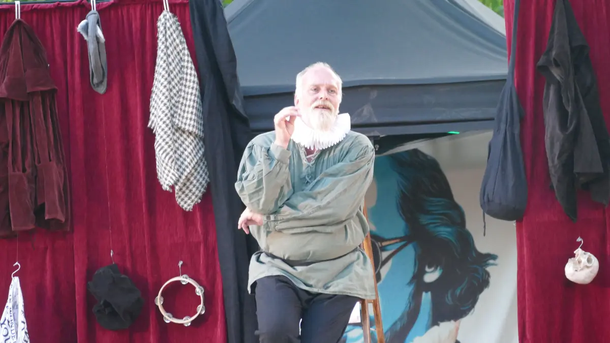 Markus Veith erweist sich während des Sommertheaters als kongenialer Shakespeare-Vertreter der heutigen Zeit. Das Stück in Bad Dürrheim hatte es in sich.