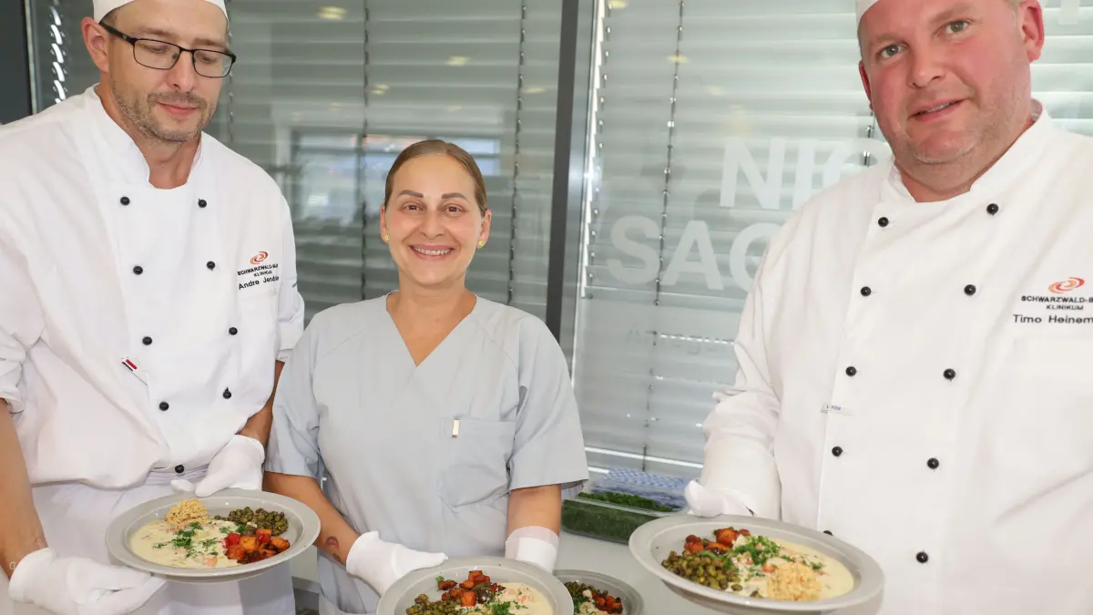 Ein Teller aus der „Gesundküche“ des Schwarzwald-Baar-Klinikums: Süßkartoffeln, Edamame, Couscous und Wurzelgemüse mit Rahmsoße. Produktionsleiter Andre Jendricke, Pamela Piatello und der stellvertretende Küchenleiter Timo Heinemann bewirteten die Gäste.