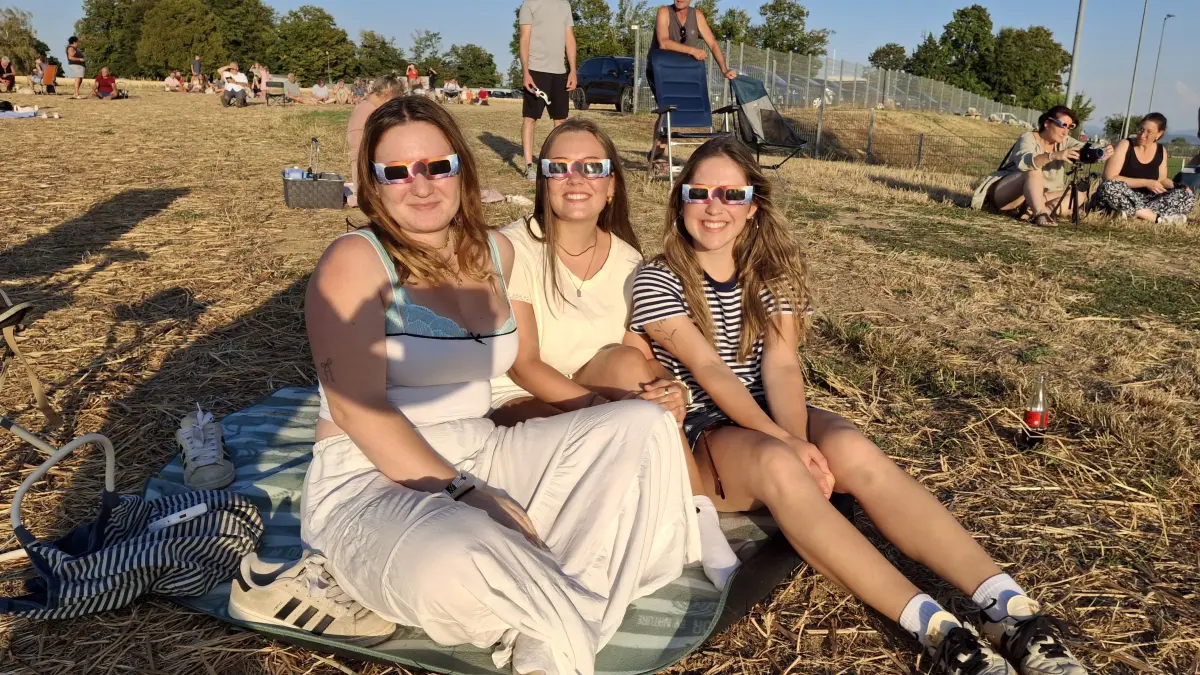Gemeinsam die Sonnenfinsternis genießen, dazu haben sich in Huttingen viele getroffen.