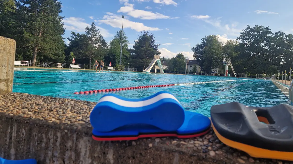 So leer wie auf dem Foto ist es nur frühmorgens. Mittlerweile hat das Schopfheimer Freibad die Marke von 65.000 Besuchern hinter sich gelassen.