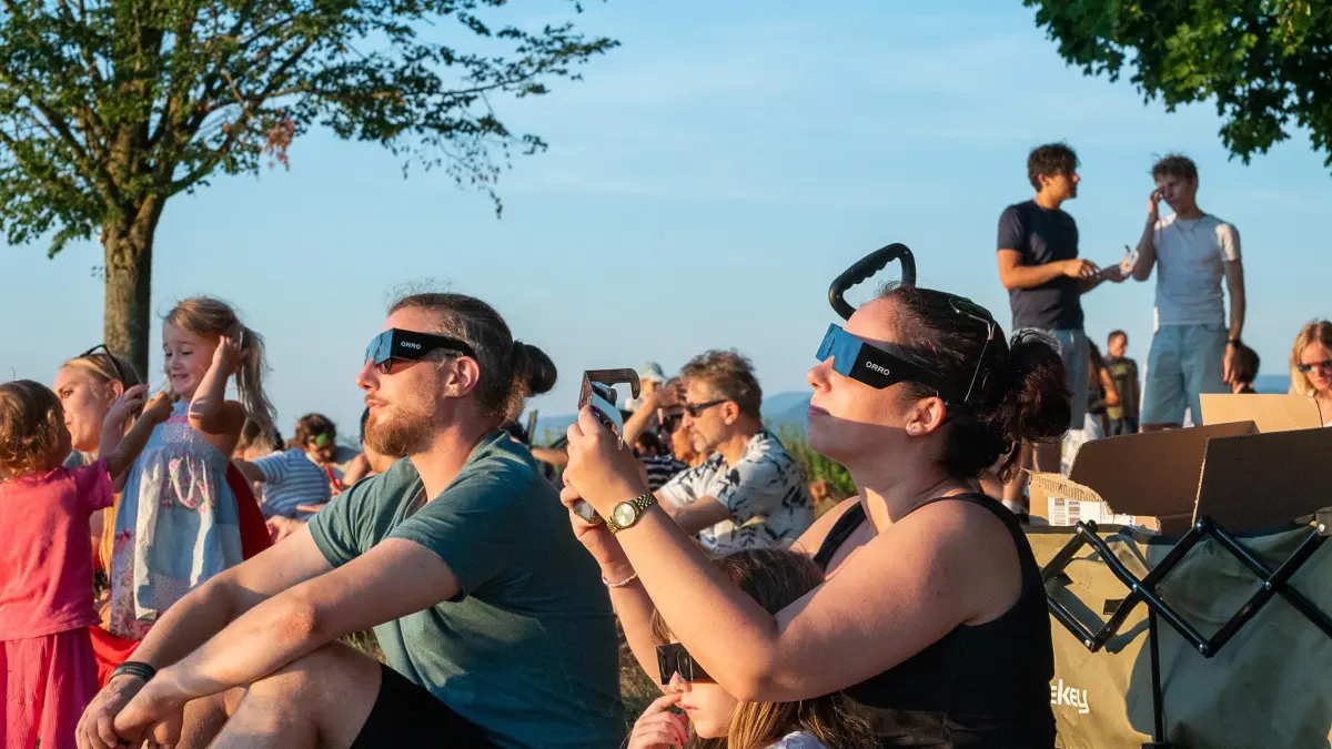 Die partielle Sonnenfinsternis lockte kurz vor Sonnenuntergang rund 1000 Zuschauer auf den Schutterlindenberg.